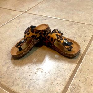 Beautiful toddler girls size 6 animal print shoes